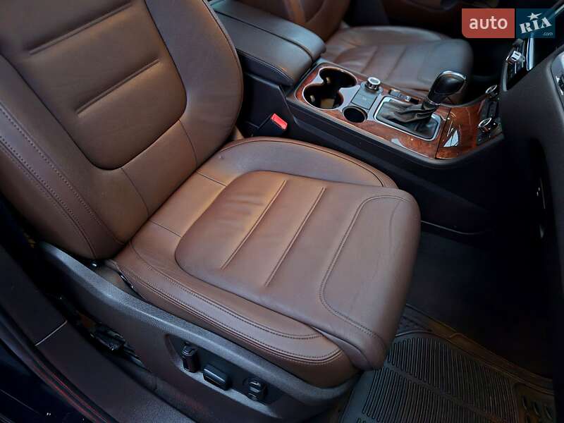 Внедорожник / Кроссовер Volkswagen Touareg 2012 в Запорожье