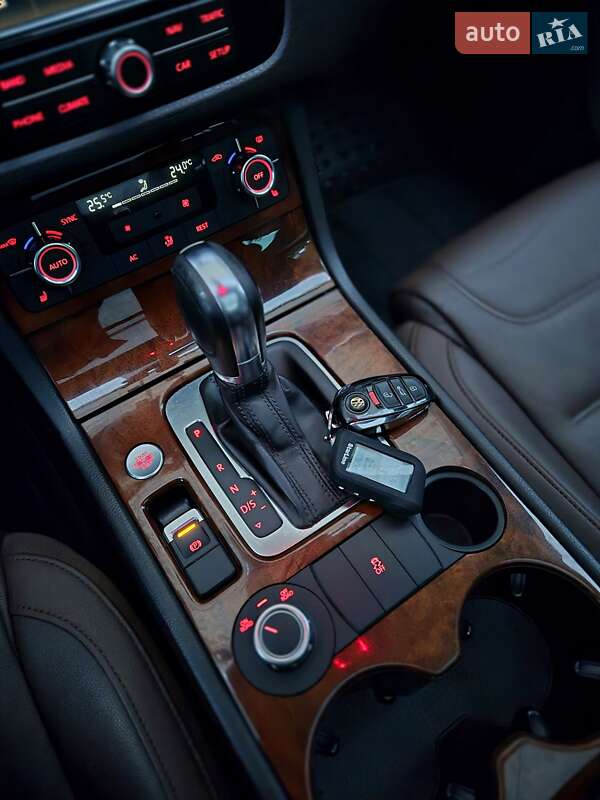 Внедорожник / Кроссовер Volkswagen Touareg 2012 в Запорожье