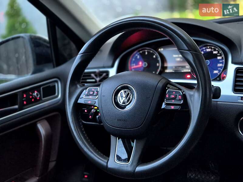 Внедорожник / Кроссовер Volkswagen Touareg 2012 в Запорожье