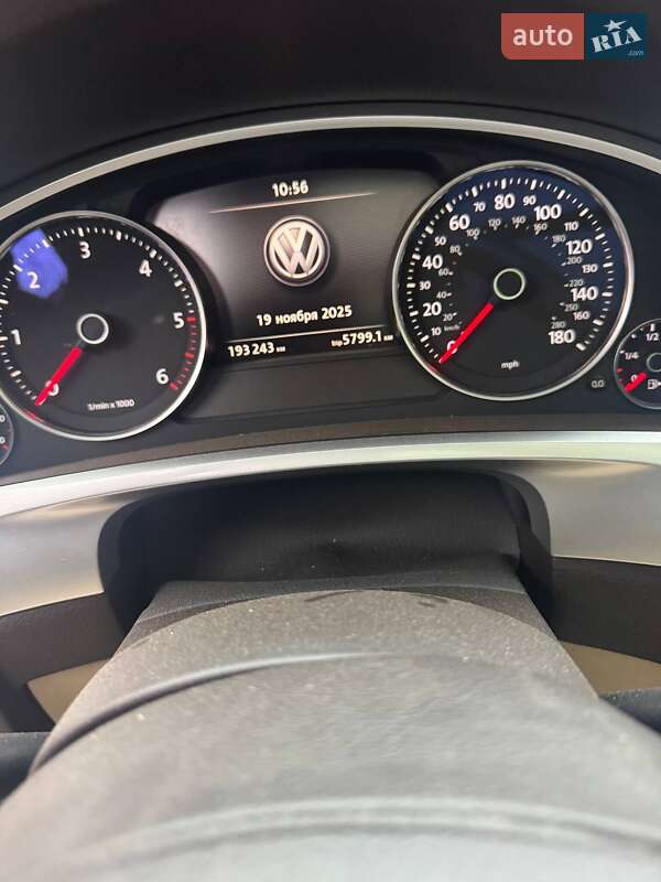 Внедорожник / Кроссовер Volkswagen Touareg 2015 в Днепре