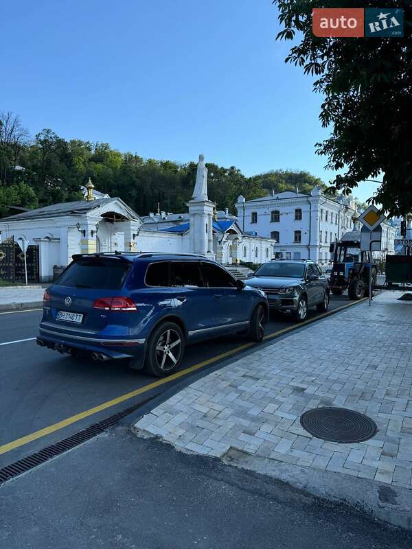 Внедорожник / Кроссовер Volkswagen Touareg 2015 в Днепре