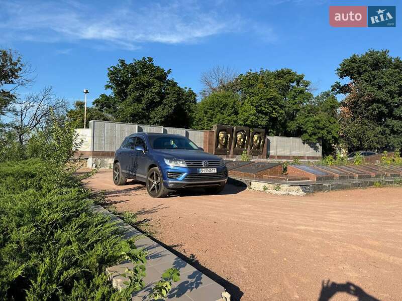 Внедорожник / Кроссовер Volkswagen Touareg 2015 в Днепре