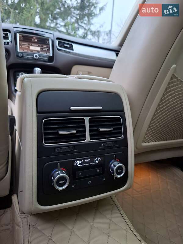 Внедорожник / Кроссовер Volkswagen Touareg 2014 в Луцке