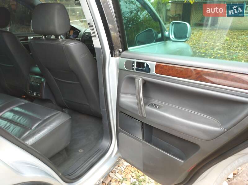 Внедорожник / Кроссовер Volkswagen Touareg 2005 в Ромнах