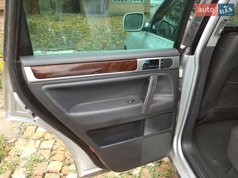 Внедорожник / Кроссовер Volkswagen Touareg 2005 в Ромнах