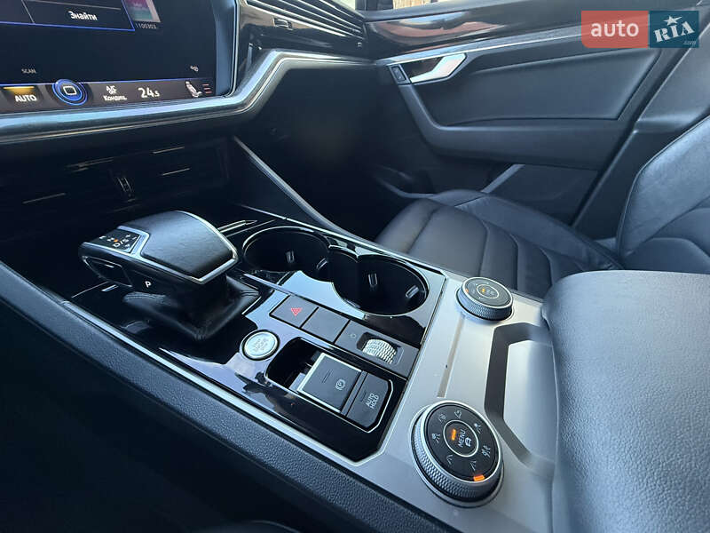 Внедорожник / Кроссовер Volkswagen Touareg 2018 в Одессе