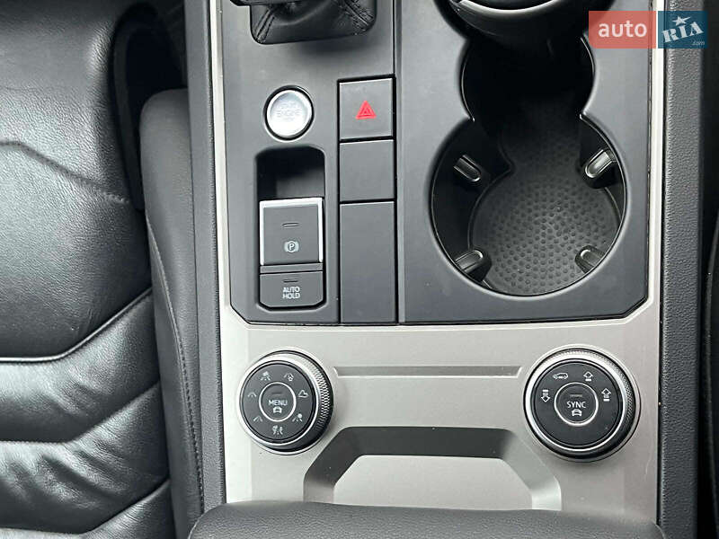 Внедорожник / Кроссовер Volkswagen Touareg 2019 в Киеве