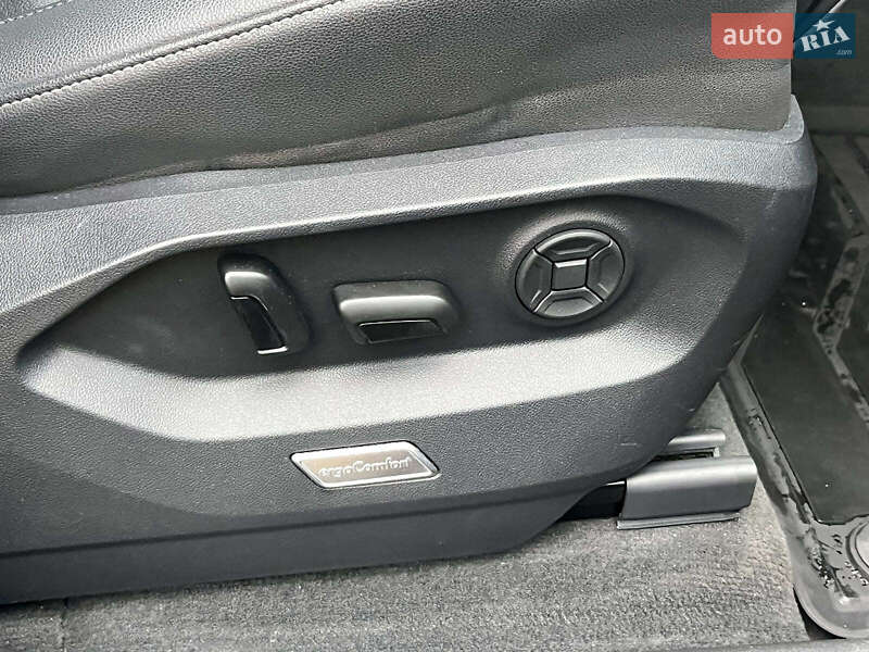 Внедорожник / Кроссовер Volkswagen Touareg 2019 в Киеве