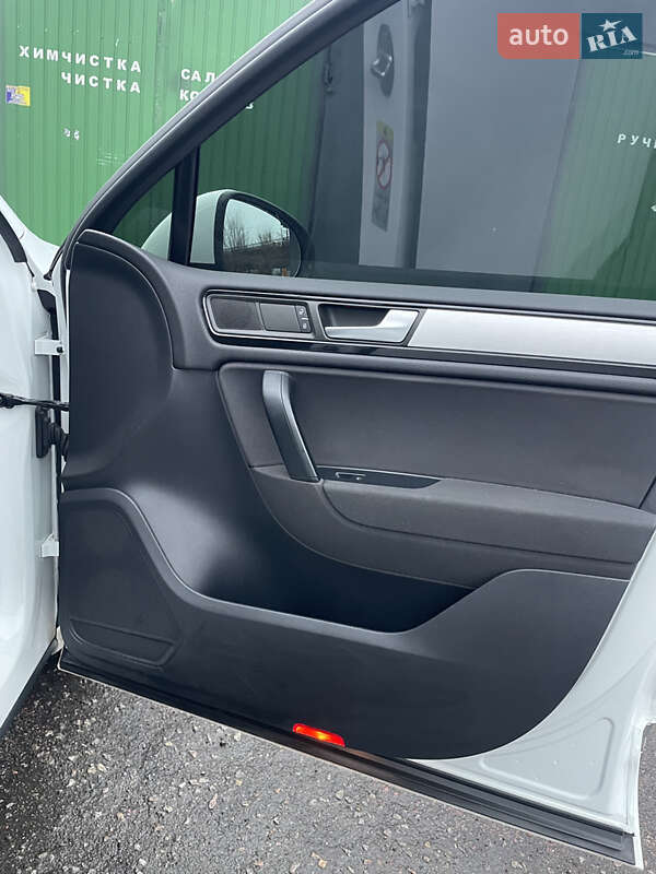 Позашляховик / Кросовер Volkswagen Touareg 2012 в Кам'янському