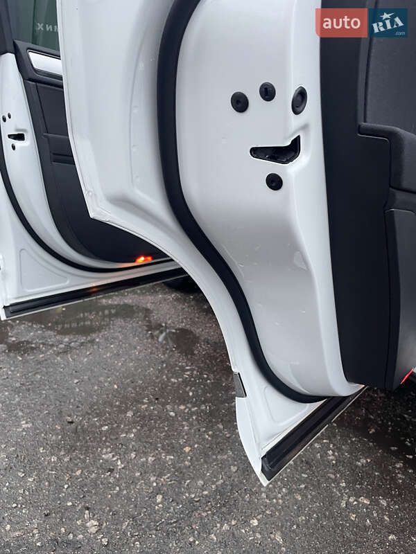 Позашляховик / Кросовер Volkswagen Touareg 2012 в Кам'янському