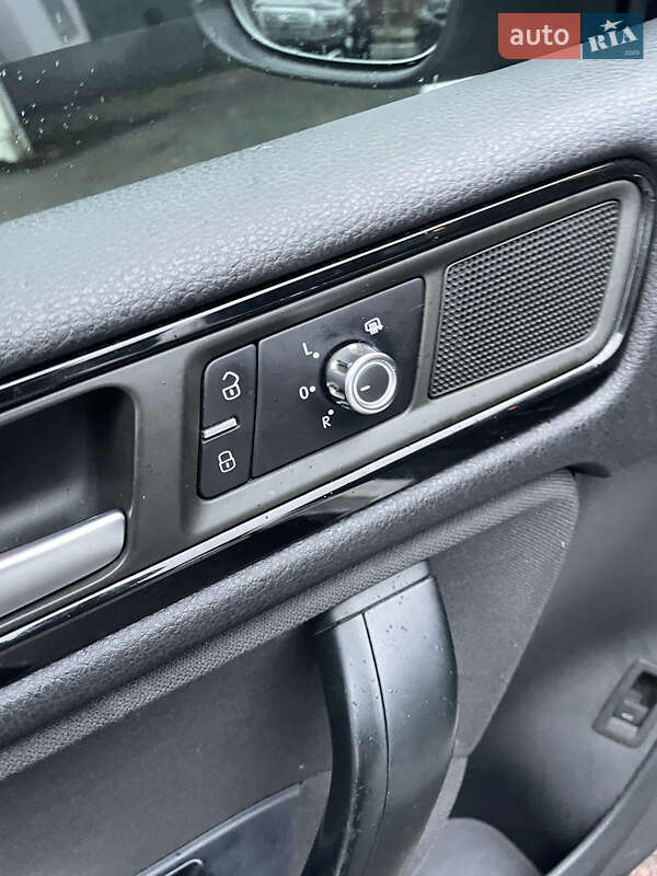 Позашляховик / Кросовер Volkswagen Touareg 2012 в Кам'янському