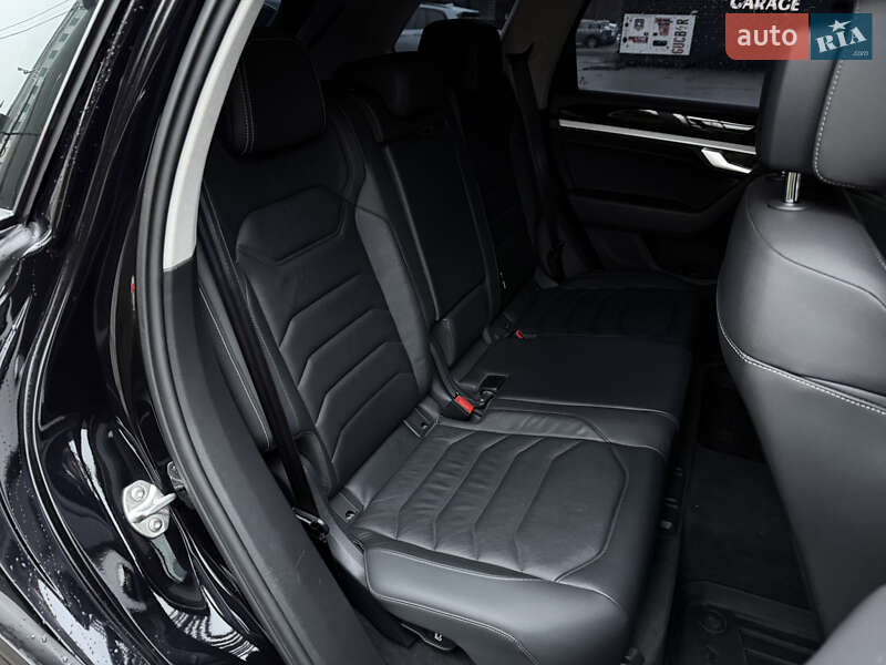 Внедорожник / Кроссовер Volkswagen Touareg 2019 в Киеве