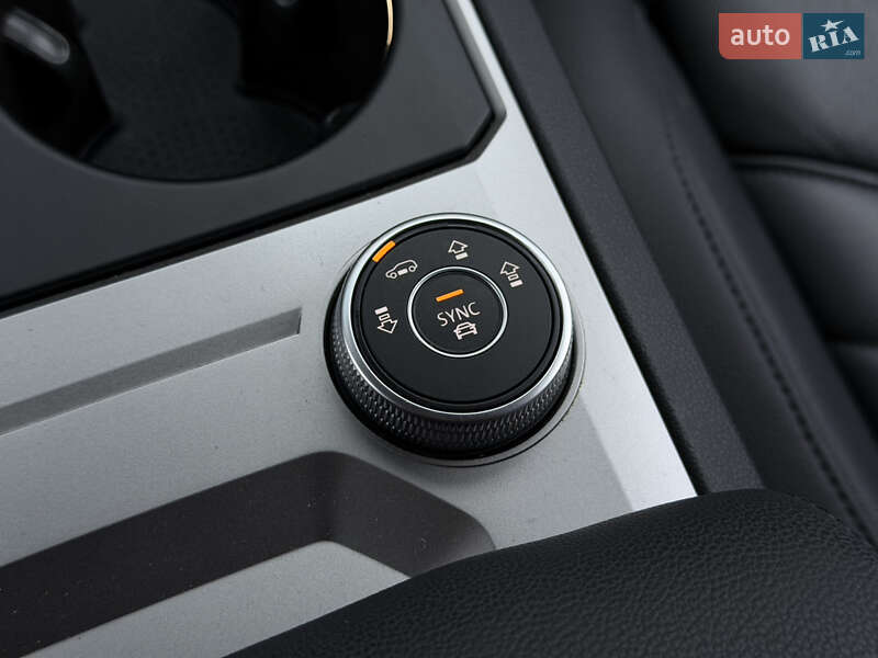 Внедорожник / Кроссовер Volkswagen Touareg 2019 в Киеве