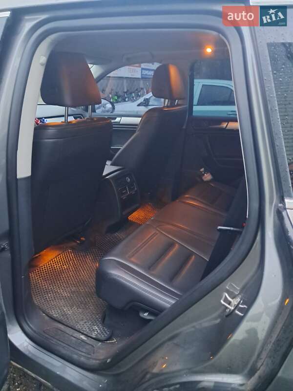 Внедорожник / Кроссовер Volkswagen Touareg 2013 в Володарке