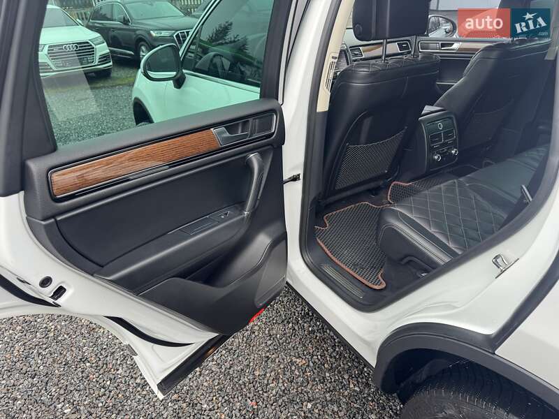 Внедорожник / Кроссовер Volkswagen Touareg 2017 в Тернополе