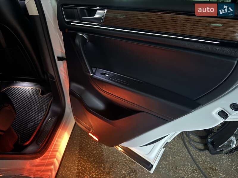 Внедорожник / Кроссовер Volkswagen Touareg 2017 в Тернополе