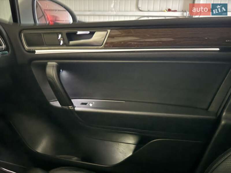 Внедорожник / Кроссовер Volkswagen Touareg 2017 в Тернополе