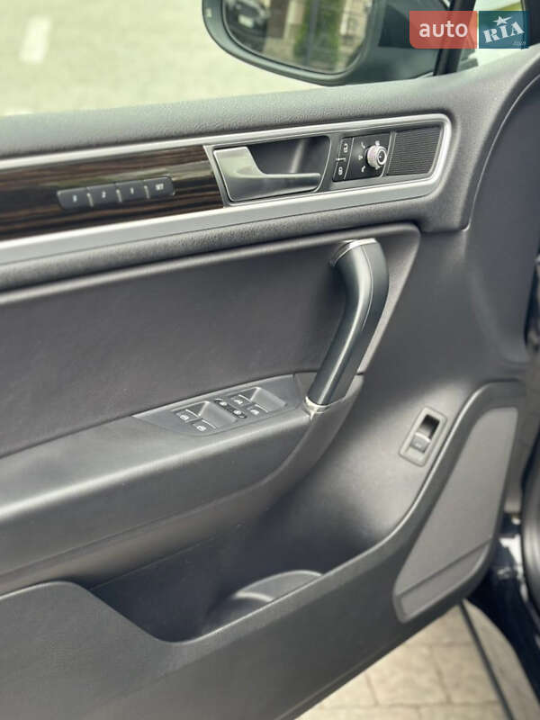 Внедорожник / Кроссовер Volkswagen Touareg 2017 в Львове