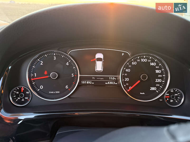 Внедорожник / Кроссовер Volkswagen Touareg 2013 в Киеве