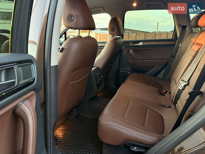 Внедорожник / Кроссовер Volkswagen Touareg 2013 в Киеве