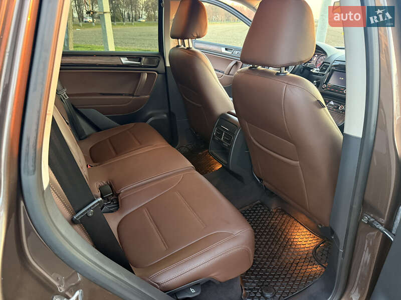 Внедорожник / Кроссовер Volkswagen Touareg 2013 в Киеве