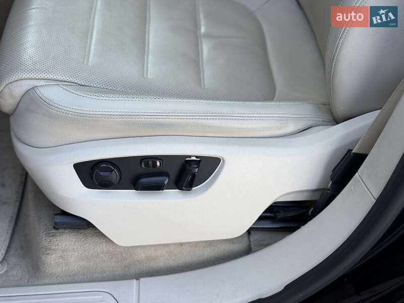 Внедорожник / Кроссовер Volkswagen Touareg 2016 в Львове