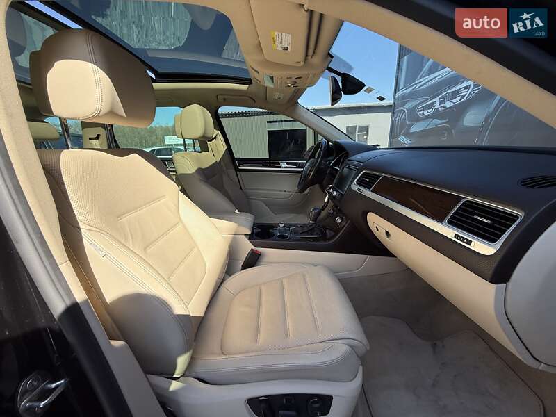 Внедорожник / Кроссовер Volkswagen Touareg 2016 в Львове