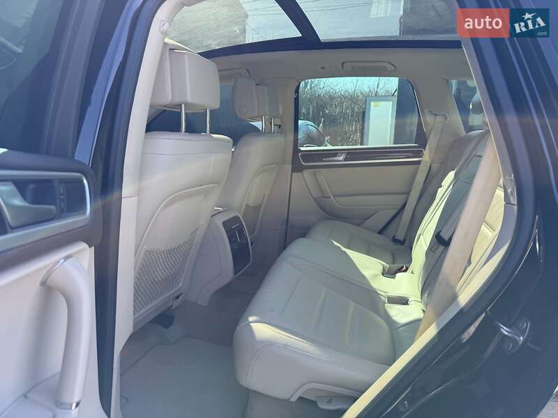 Внедорожник / Кроссовер Volkswagen Touareg 2016 в Львове