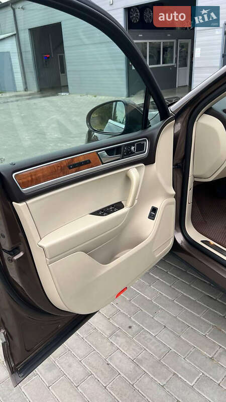 Позашляховик / Кросовер Volkswagen Touareg 2010 в Новоселиці