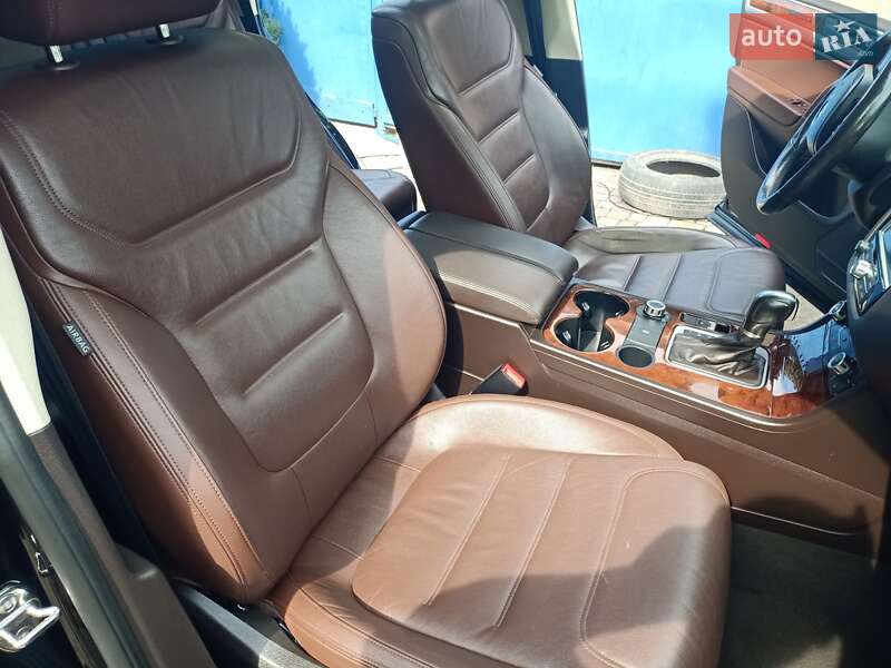 Внедорожник / Кроссовер Volkswagen Touareg 2014 в Черкассах