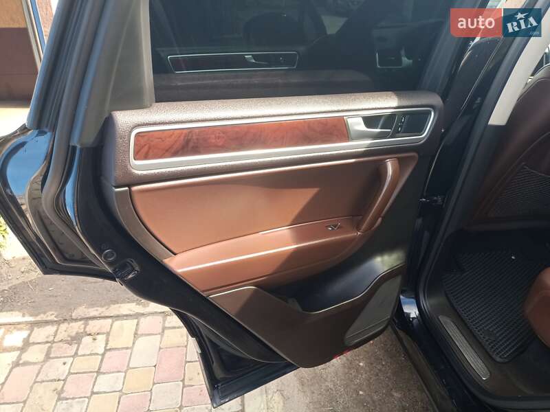 Внедорожник / Кроссовер Volkswagen Touareg 2014 в Черкассах