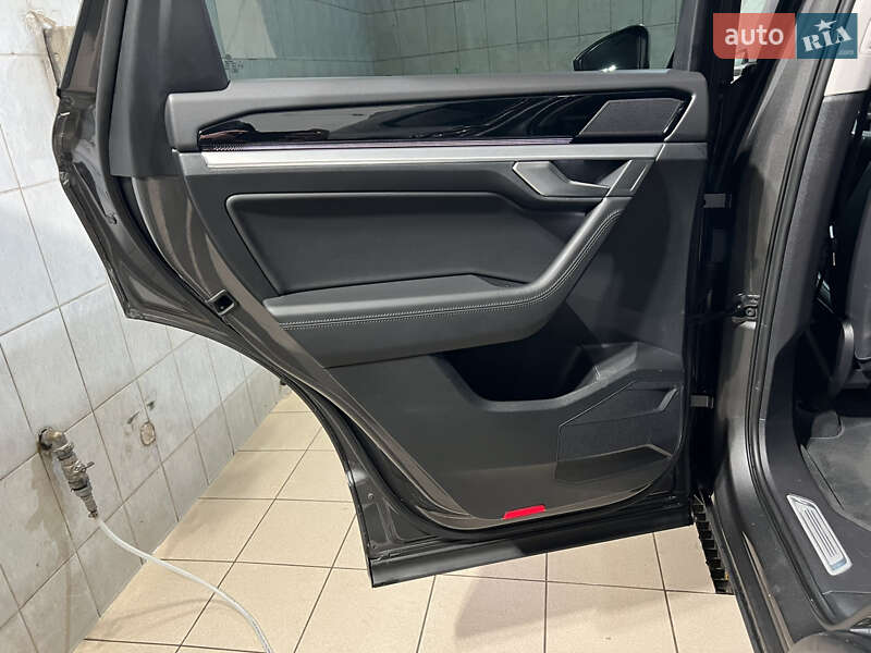 Позашляховик / Кросовер Volkswagen Touareg 2018 в Києві