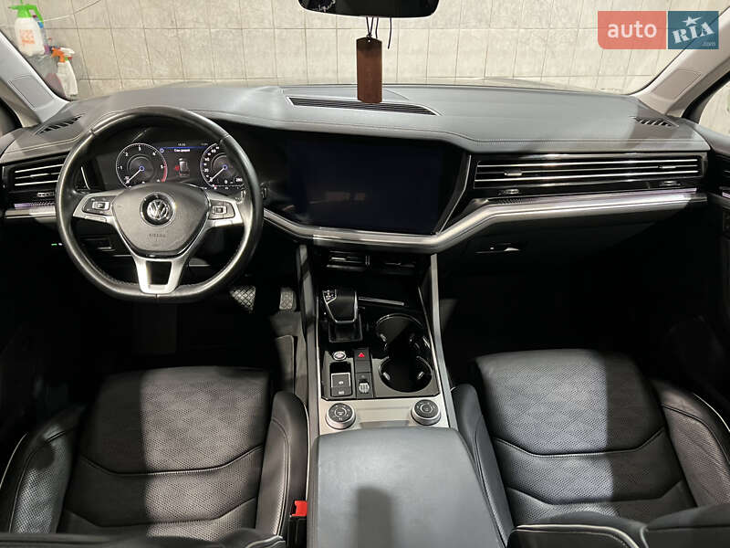 Позашляховик / Кросовер Volkswagen Touareg 2018 в Києві
