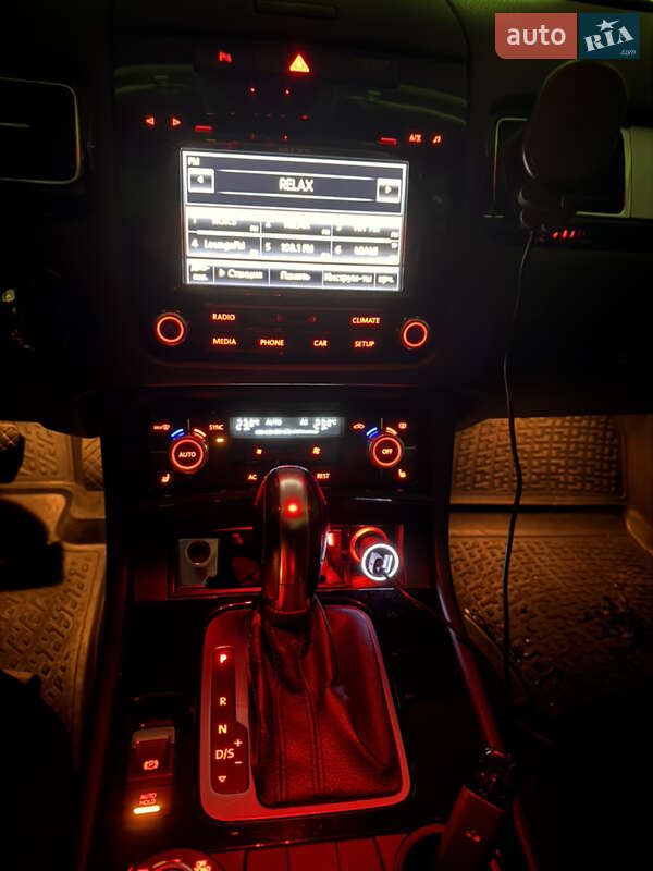 Позашляховик / Кросовер Volkswagen Touareg 2012 в Києві