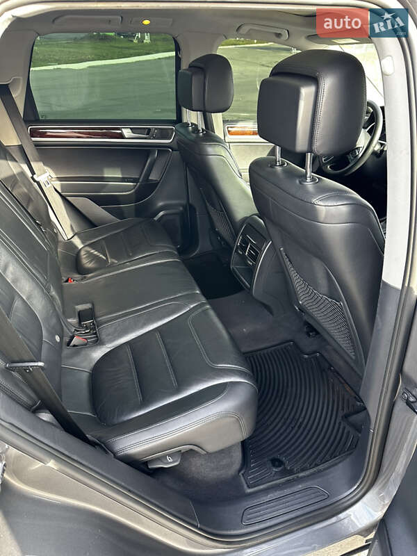 Внедорожник / Кроссовер Volkswagen Touareg 2012 в Харькове