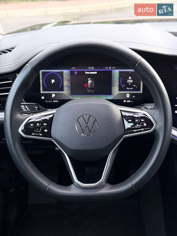 Внедорожник / Кроссовер Volkswagen Touareg 2022 в Киеве