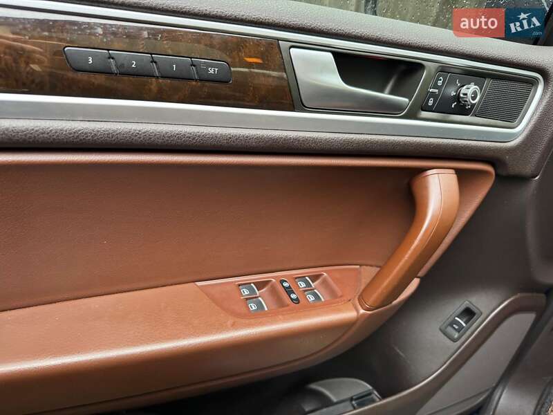 Позашляховик / Кросовер Volkswagen Touareg 2013 в Полтаві