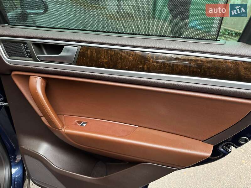 Позашляховик / Кросовер Volkswagen Touareg 2013 в Полтаві