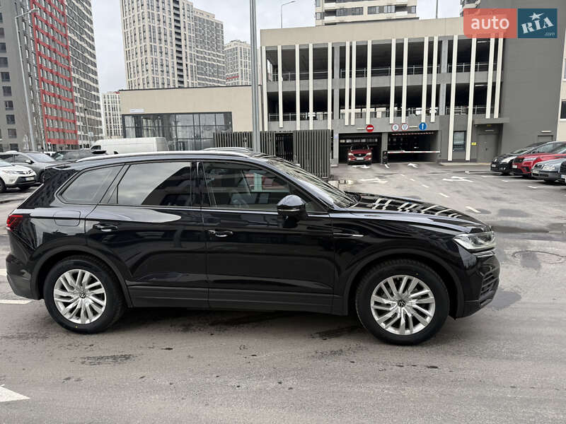 Внедорожник / Кроссовер Volkswagen Touareg 2021 в Киеве