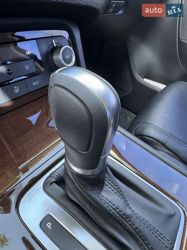 Внедорожник / Кроссовер Volkswagen Touareg 2015 в Черновцах