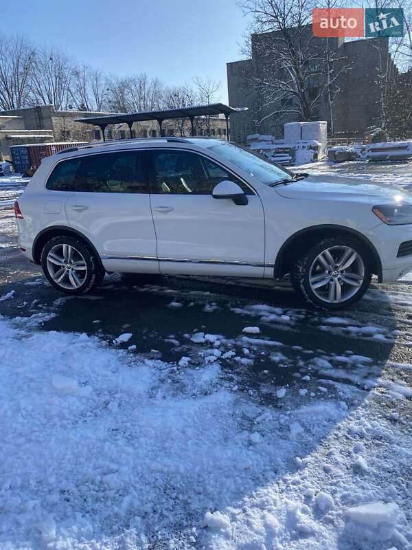 Внедорожник / Кроссовер Volkswagen Touareg 2014 в Львове