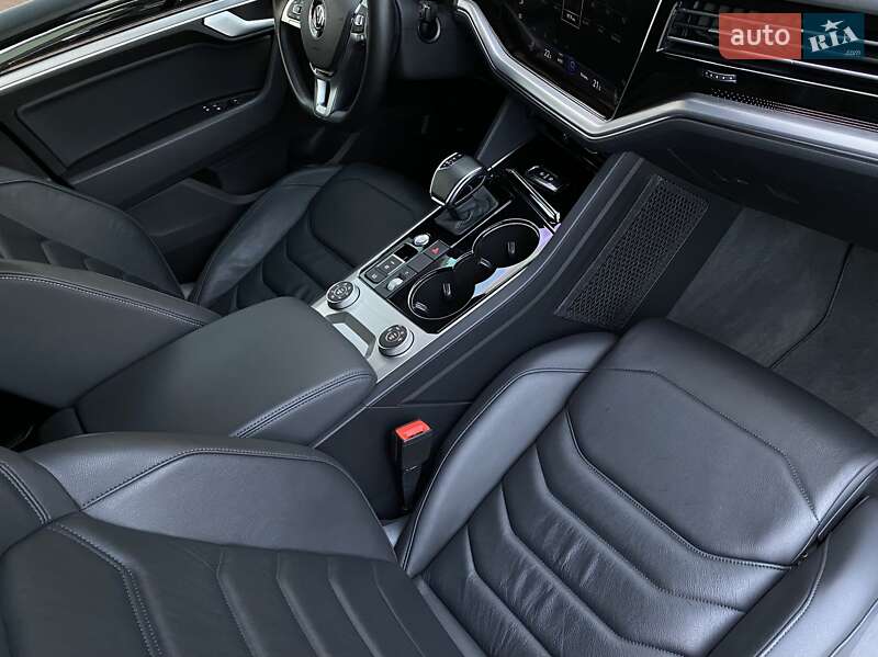 Позашляховик / Кросовер Volkswagen Touareg 2019 в Мукачевому