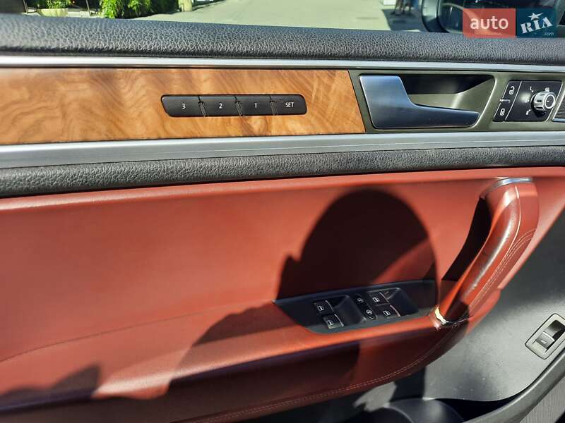 Внедорожник / Кроссовер Volkswagen Touareg 2013 в Изюме