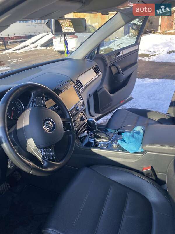 Внедорожник / Кроссовер Volkswagen Touareg 2014 в Львове