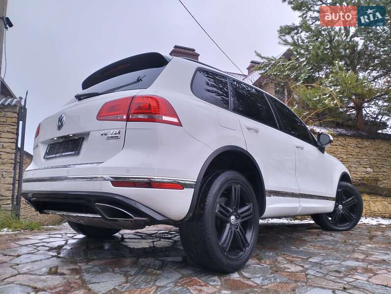 Позашляховик / Кросовер Volkswagen Touareg 2016 в Рівному