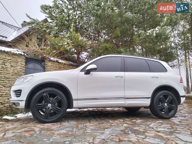 Позашляховик / Кросовер Volkswagen Touareg 2016 в Рівному