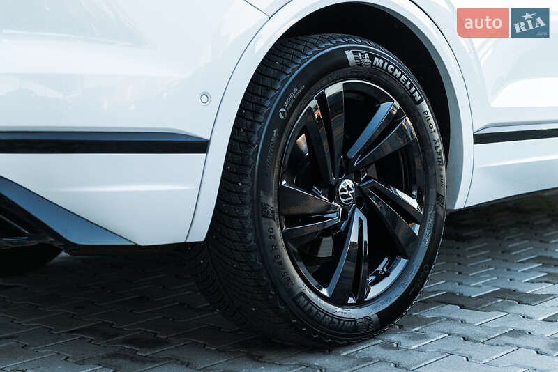 Внедорожник / Кроссовер Volkswagen Touareg 2019 в Мукачево