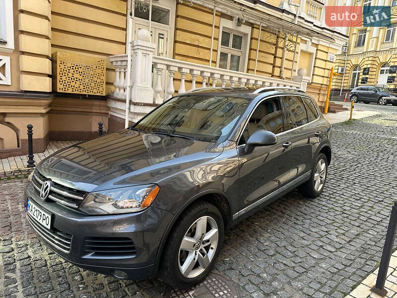 Позашляховик / Кросовер Volkswagen Touareg 2011 в Києві