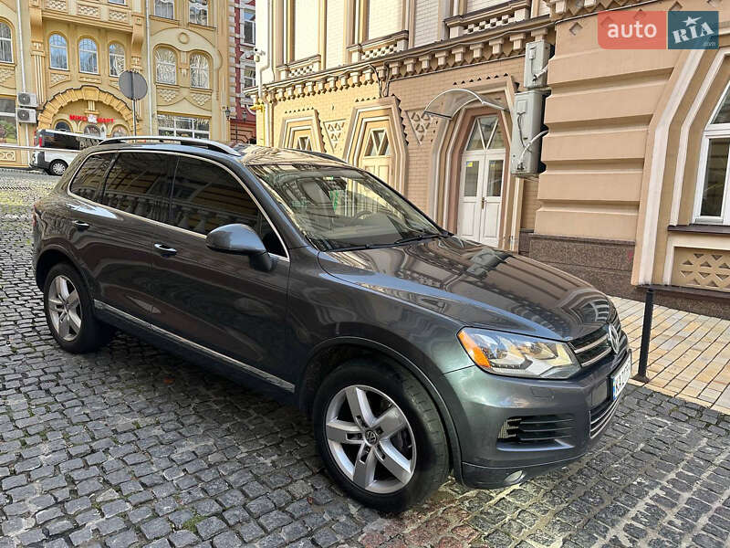 Позашляховик / Кросовер Volkswagen Touareg 2011 в Києві