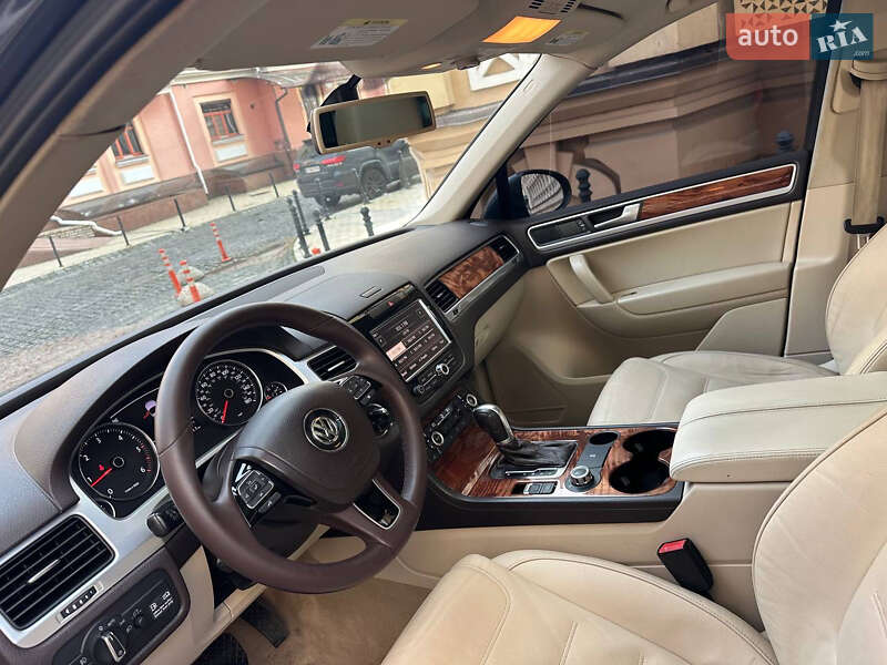 Позашляховик / Кросовер Volkswagen Touareg 2011 в Києві